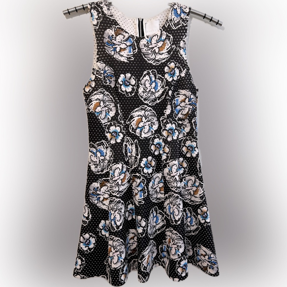 Sleeveless Floral Print A-Line Dress. Perforated sports jersey fabric Size S